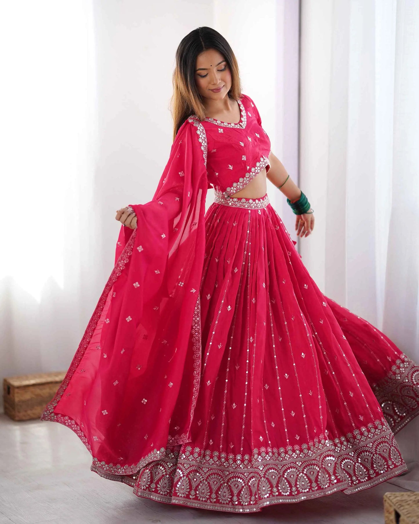 Lehenga rose fuchsia avec broderie à sequins et dupatta assorti
