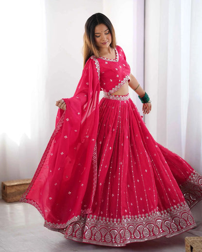 Lehenga rose fuchsia avec broderie à sequins et dupatta assorti