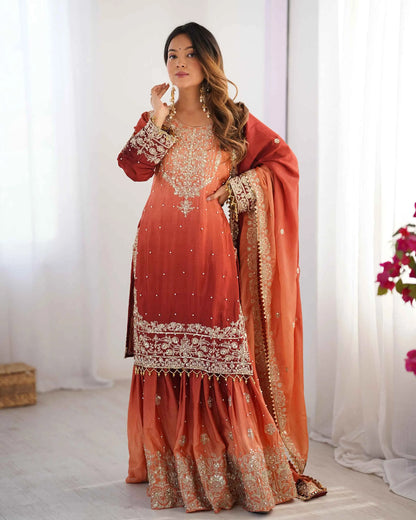 Ensemble Sharara rouge pêche avec broderies en cordon, sequins et perles rivetées