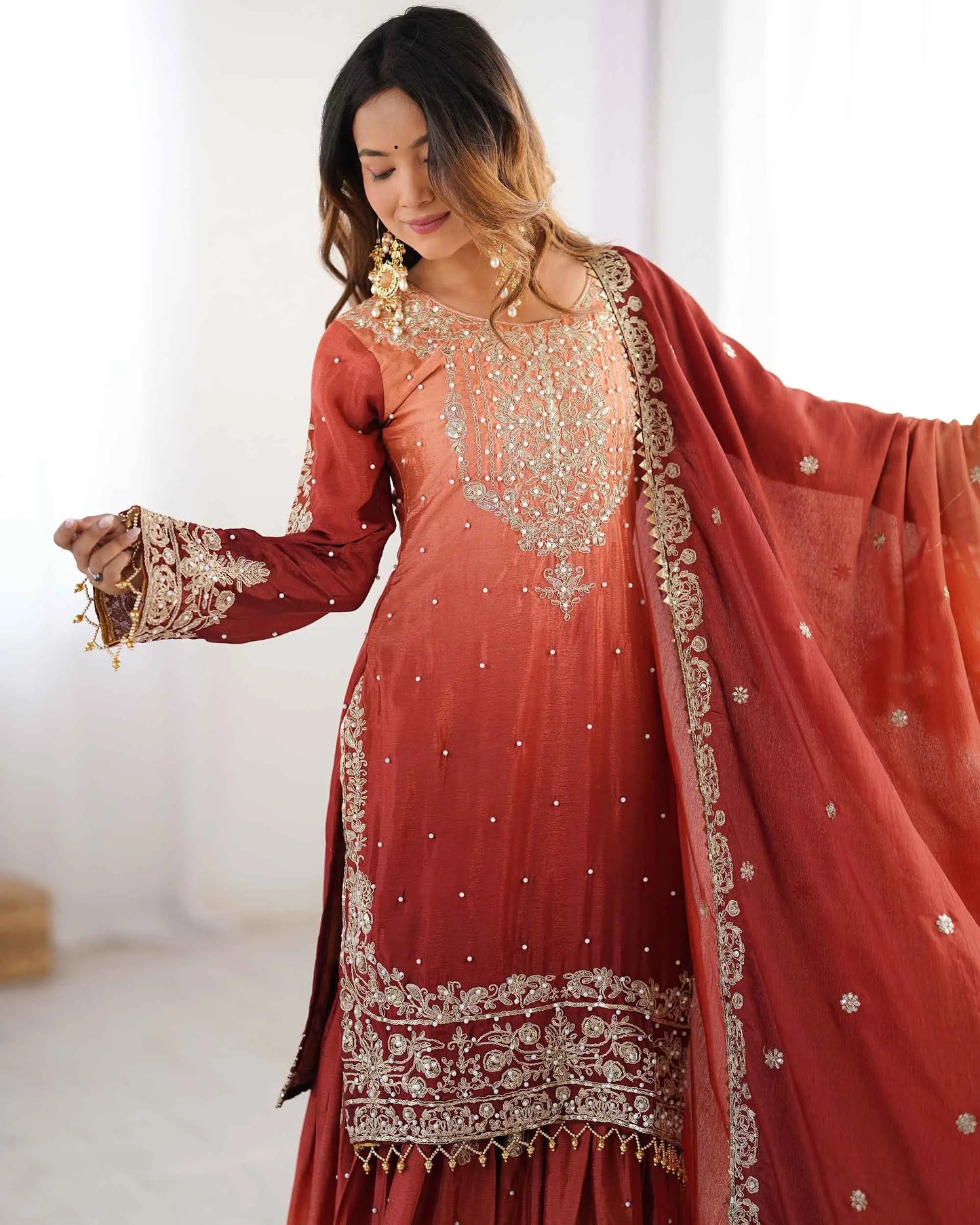 Ensemble Sharara rouge pêche avec broderies en cordon, sequins et perles rivetées
