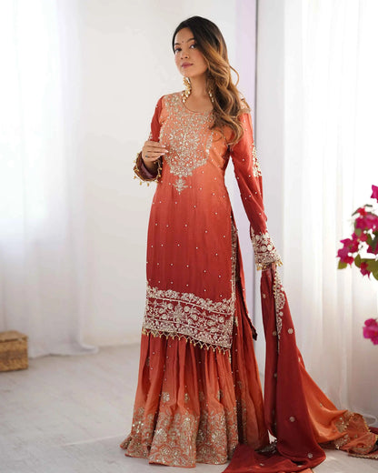 Ensemble Sharara rouge pêche avec broderies en cordon, sequins et perles rivetées