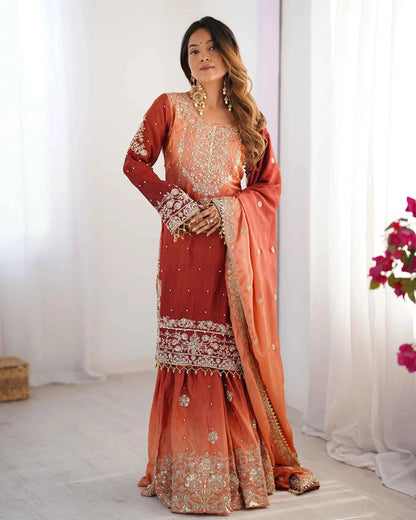 Ensemble Sharara rouge pêche avec broderies en cordon, sequins et perles rivetées