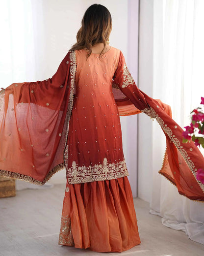 Ensemble Sharara rouge pêche avec broderies en cordon, sequins et perles rivetées