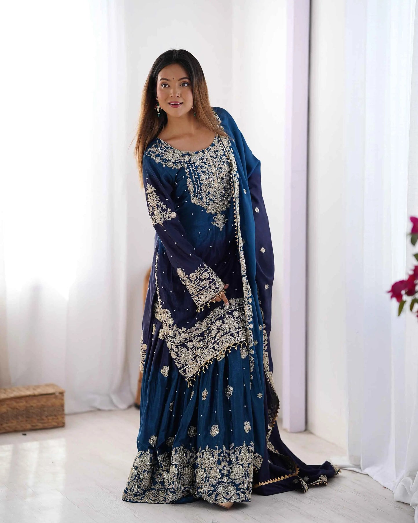 Ensemble Sharara bleu marine avec broderies en cordon, sequins et perles rivetées