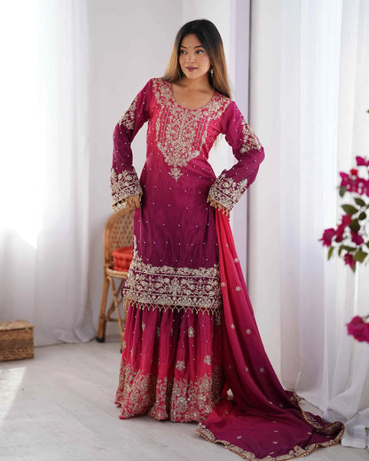 Ensemble Sharara rouge violacé baie avec broderies en cordon, sequins et perles rivetées