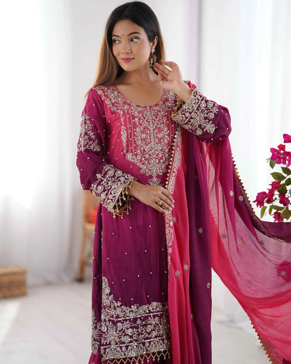 Ensemble Sharara rouge violacé baie avec broderies en cordon, sequins et perles rivetées