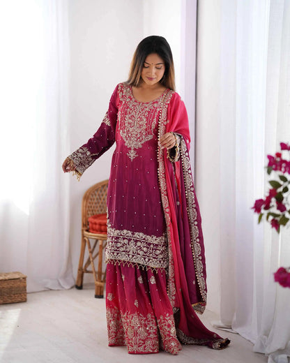 Ensemble Sharara rouge violacé baie avec broderies en cordon, sequins et perles rivetées