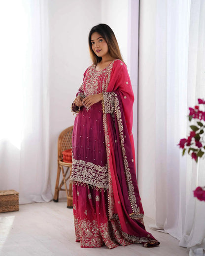 Ensemble Sharara rouge violacé baie avec broderies en cordon, sequins et perles rivetées