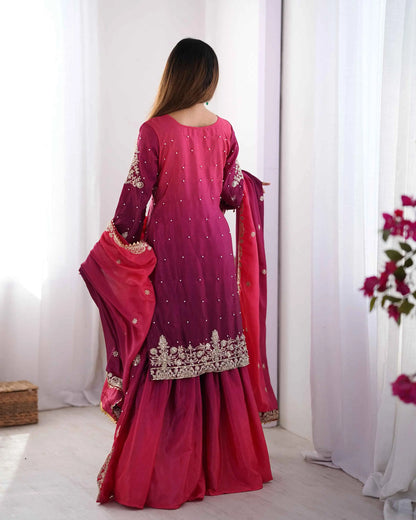 Ensemble Sharara rouge violacé baie avec broderies en cordon, sequins et perles rivetées