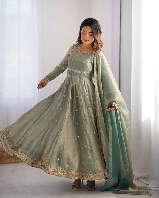 Glänzendes olivgrünes Designerkleid mit Kordelzug und Paillettenstickerei, begleitet von einem passenden Dupatta