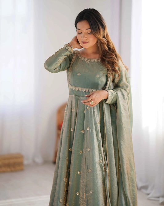 Glänzendes olivgrünes Designerkleid mit Kordelzug und Paillettenstickerei, begleitet von einem passenden Dupatta