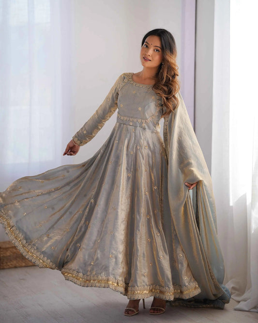 Silbergraues Designerkleid mit Fadenstickerei, Pailletten und Kordel, begleitet von einem passenden Dupatta