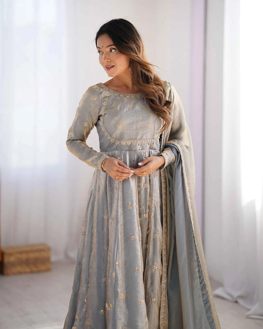 Silbergraues Designerkleid mit Fadenstickerei, Pailletten und Kordel, begleitet von einem passenden Dupatta