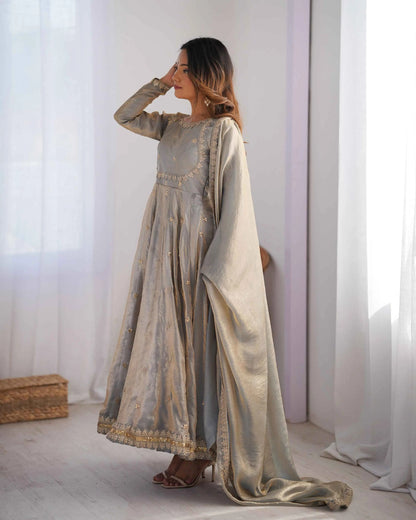 Silbergraues Designerkleid mit Fadenstickerei, Pailletten und Kordel, begleitet von einem passenden Dupatta