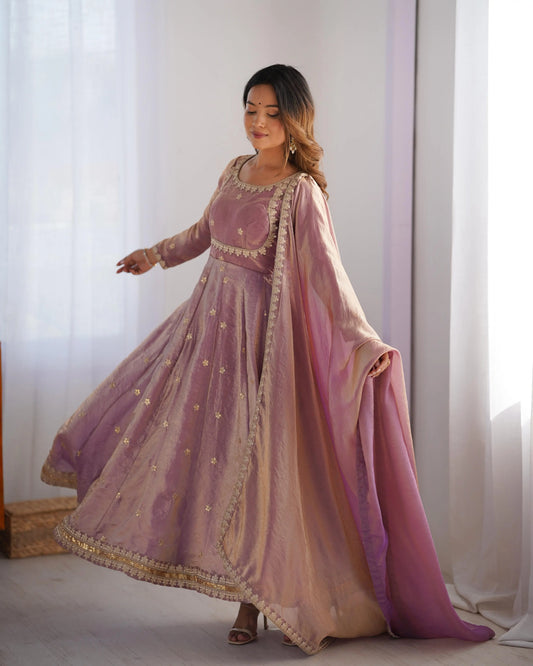 Hellrosa glänzendes Designerkleid mit Kordelzug und Paillettenstickerei, begleitet von einem passenden Dupatta