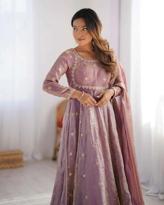 Hellrosa glänzendes Designerkleid mit Kordelzug und Paillettenstickerei, begleitet von einem passenden Dupatta
