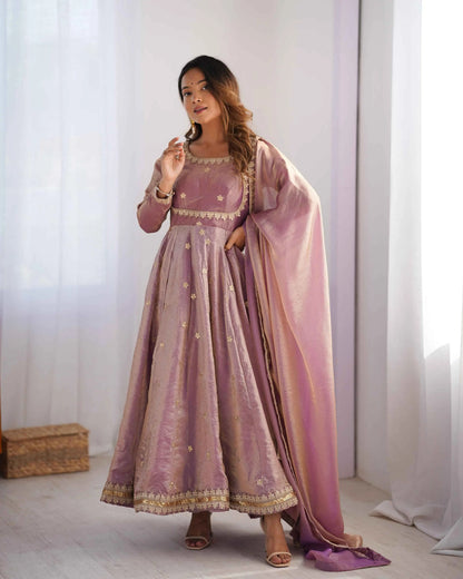 Hellrosa glänzendes Designerkleid mit Kordelzug und Paillettenstickerei, begleitet von einem passenden Dupatta