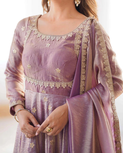 Hellrosa glänzendes Designerkleid mit Kordelzug und Paillettenstickerei, begleitet von einem passenden Dupatta