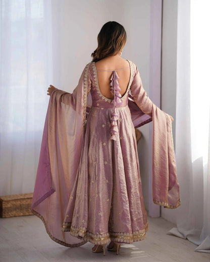 Hellrosa glänzendes Designerkleid mit Kordelzug und Paillettenstickerei, begleitet von einem passenden Dupatta