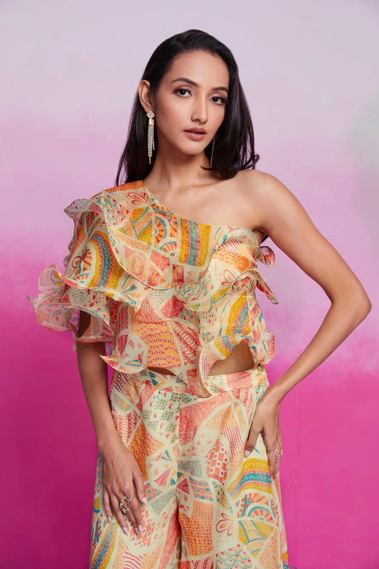 Modernes und trendiges koordiniertes Set mit cremefarbenem Organza-Druck