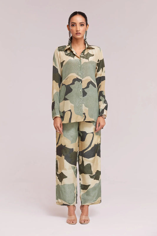 Trendiges, schlichtes Kombiset mit Camouflage-Print