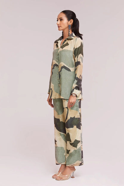 Trendiges, schlichtes Kombiset mit Camouflage-Print