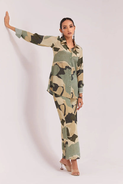 Trendiges, schlichtes Kombiset mit Camouflage-Print