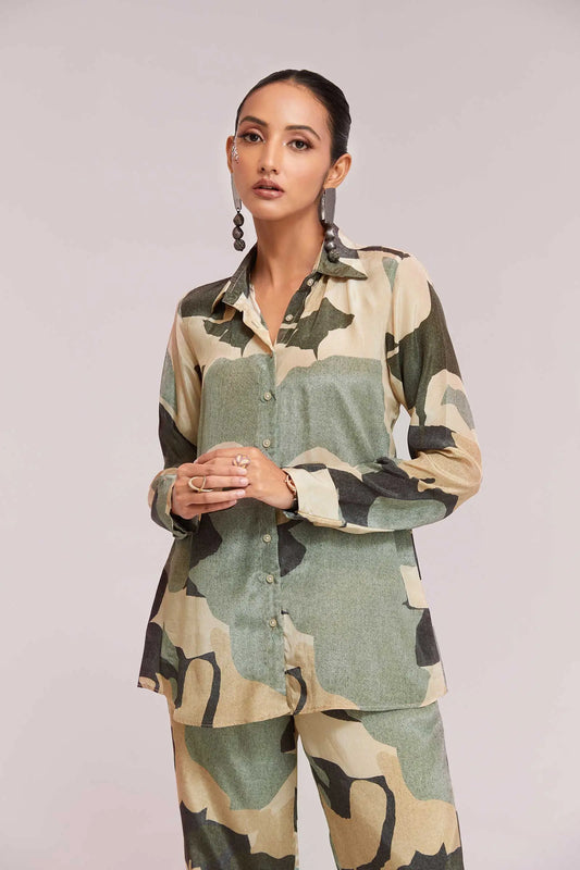 Trendiges, schlichtes Kombiset mit Camouflage-Print