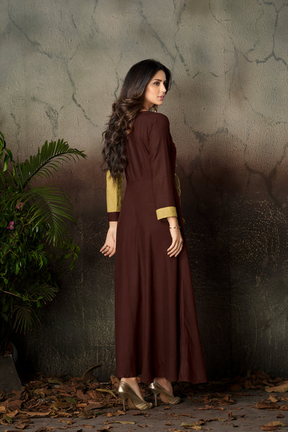 Langes Kleid im Kurta-Stil in Antikgelb und Dunkelbraun mit Details